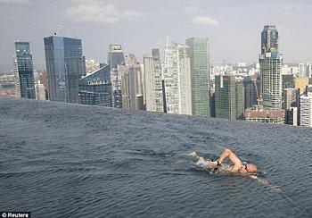 Шикарний басейн з Сингапуру