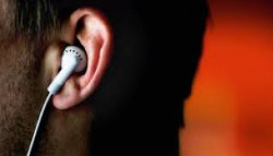 Чому в світі падають продажі навушників?