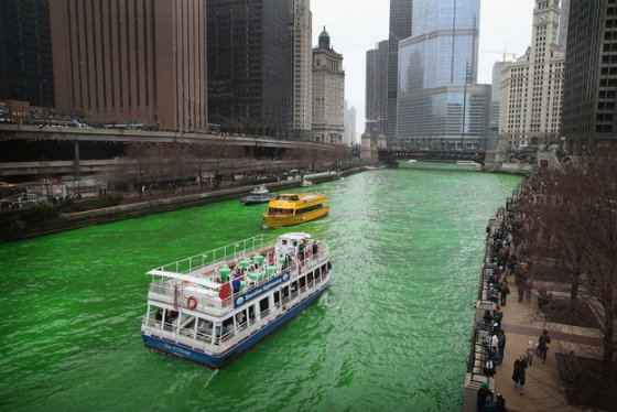 На честь святого Патріка річку Чикаго пофарбували в зелений колір [відео]