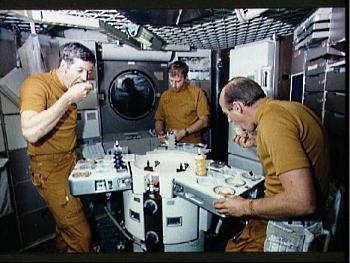 Як космонавти їдять і п'ють на орбіті?