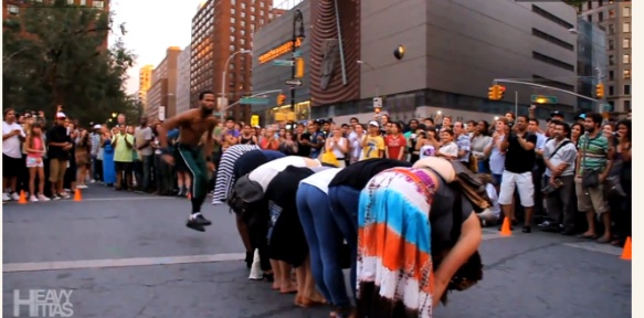 Вулична вистава божевільних акробатів в Нью-Йорку [відео]