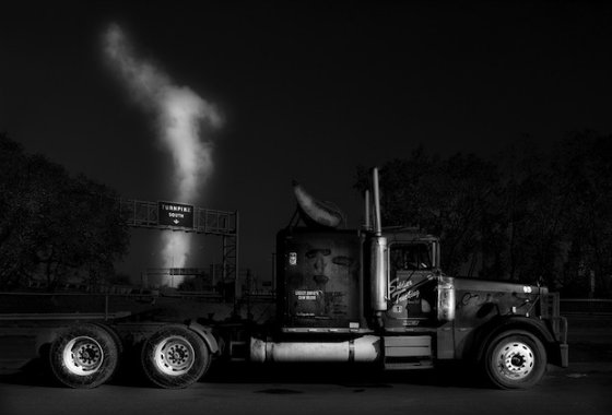 Чорно-білі фотографії вантажівок на стоянці