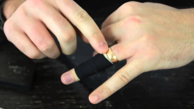 Як зняти кільце з розпухлого пальця? Відео