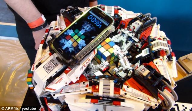 Робот з Lego встановив рекорд зі складання кубика Рубіка