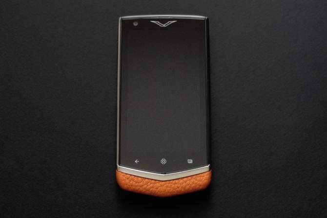 Vertu Signature Touch: титановий смартфон за 8 тисяч євро