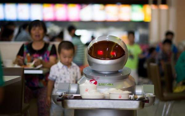 У Китаї відкрився ресторан роботів