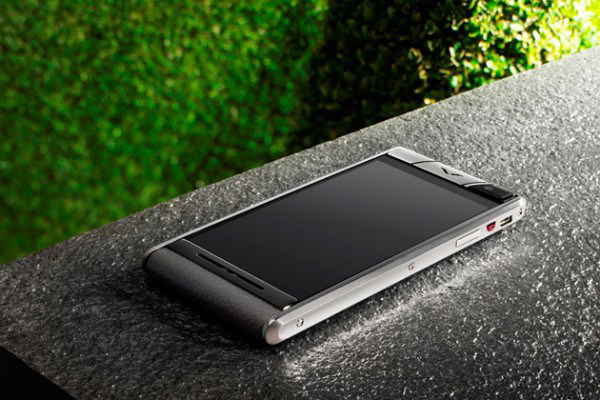 Vertu випустила розкішний смартфон «середнього рівня»